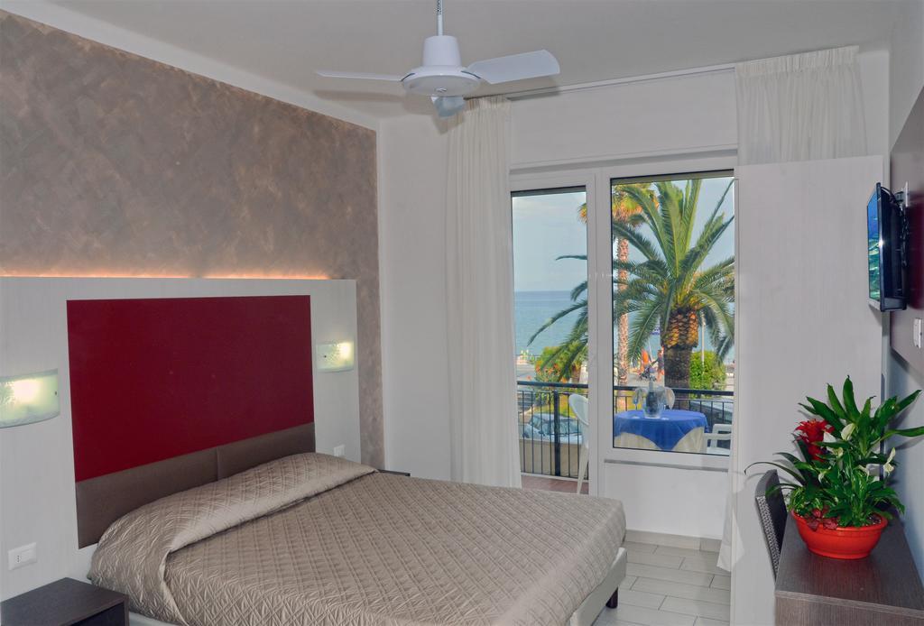 Hotel Lido Mazzini Лоано Стая снимка