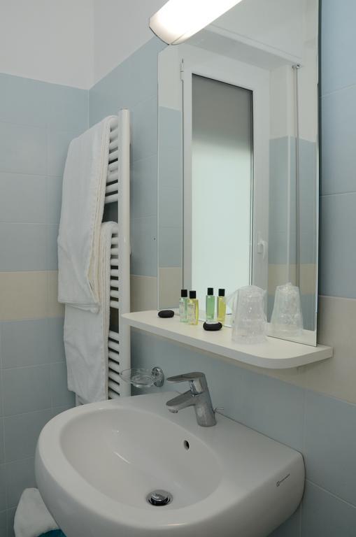 Hotel Lido Mazzini Лоано Стая снимка