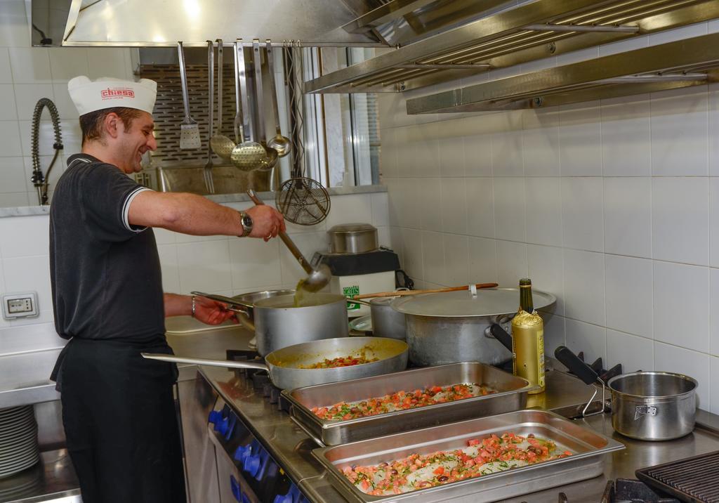 Hotel Lido Mazzini Лоано Екстериор снимка