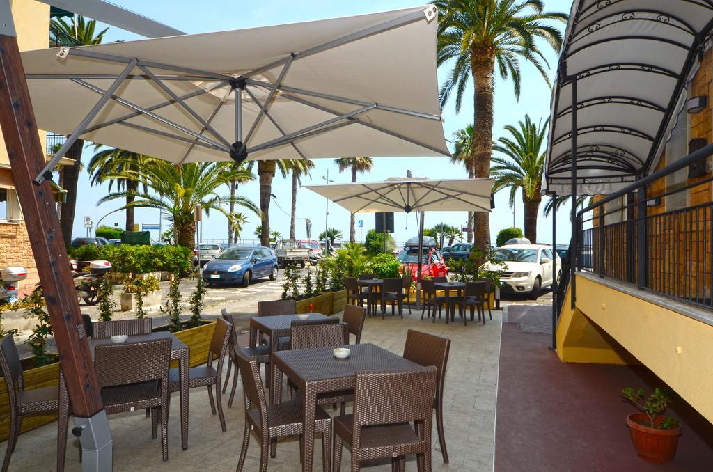 Hotel Lido Mazzini Лоано Екстериор снимка