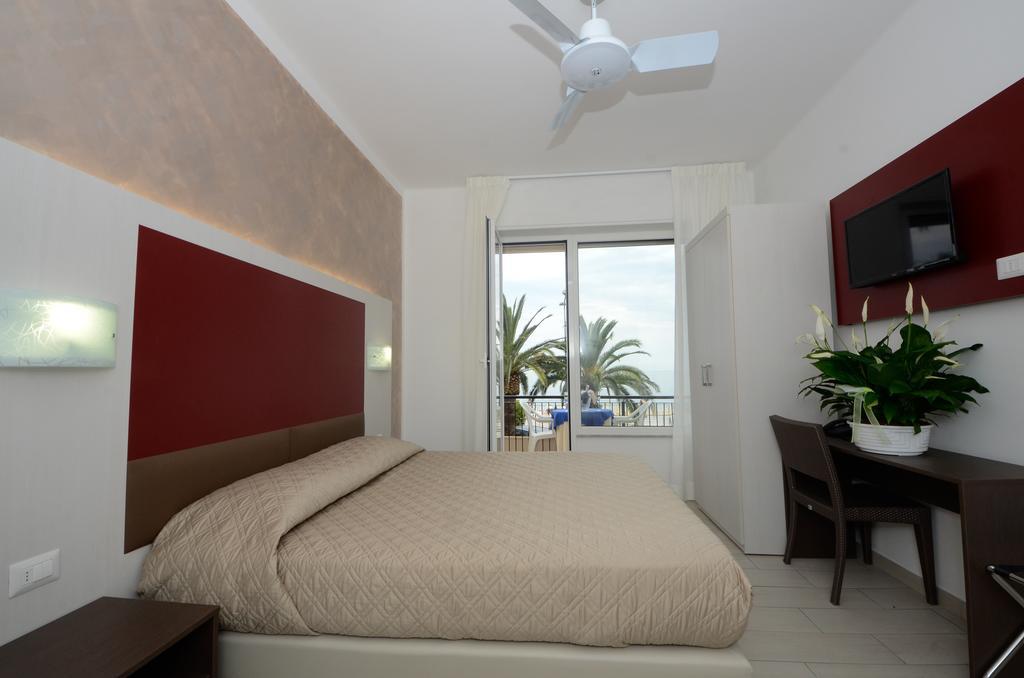 Hotel Lido Mazzini Лоано Стая снимка